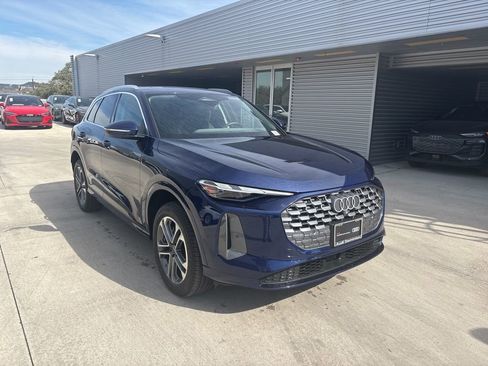 Used 2025 Audi Q5 Premium w/ Convenience Package image 3