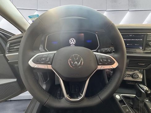 Certified 2022 Volkswagen Jetta SE image 11