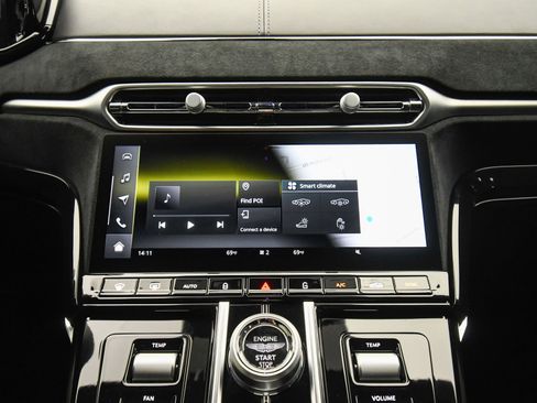 Used 2025 Aston Martin V8 Vantage Coupe image 38