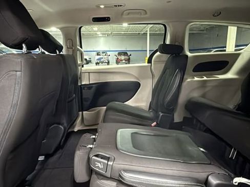 Used 2022 Chrysler Voyager LX image 15