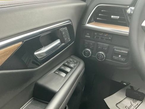 Used 2025 Chevrolet Suburban High Country AWD/4WD image 23