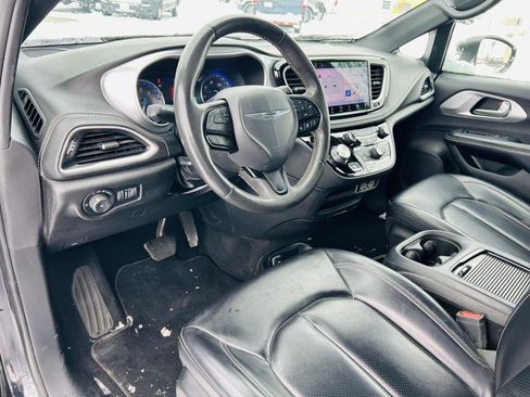 Used 2023 Chrysler Pacifica Touring-L w/ S Appearance Package image 14