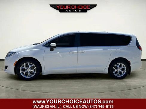 Used 2017 Chrysler Pacifica Touring Plus w/ Tire & Wheel Group FWD image 2
