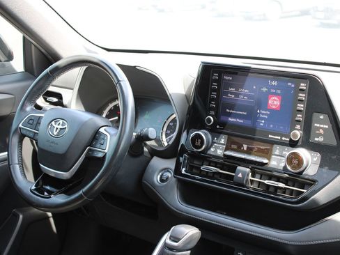 Used 2022 Toyota Highlander XSE FWD image 27