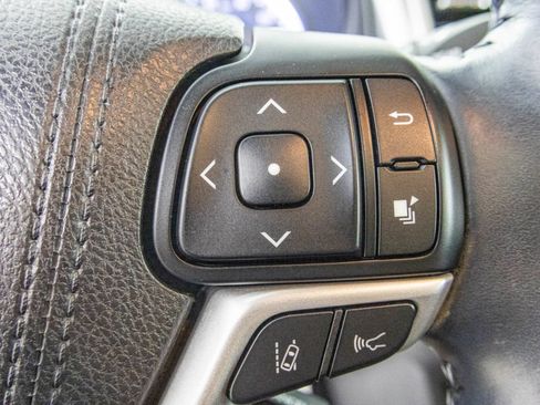 Used 2017 Toyota Highlander XLE AWD/4WD image 32