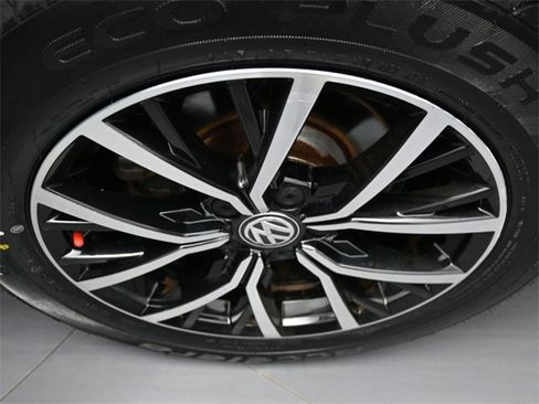 Used 2021 Volkswagen Tiguan SE image 9