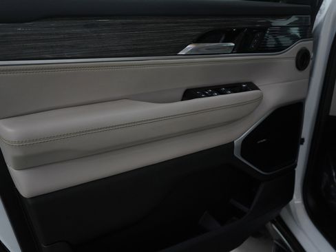 Used 2022 Jeep Wagoneer Series III w/ Rear Seat Video Group 1 image 23