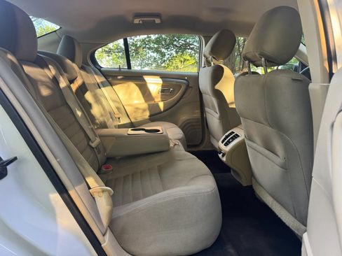 Used 2015 Ford Taurus SE FWD image 17