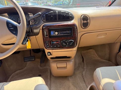 Used 1997 Chrysler Town & Country LXi image 21