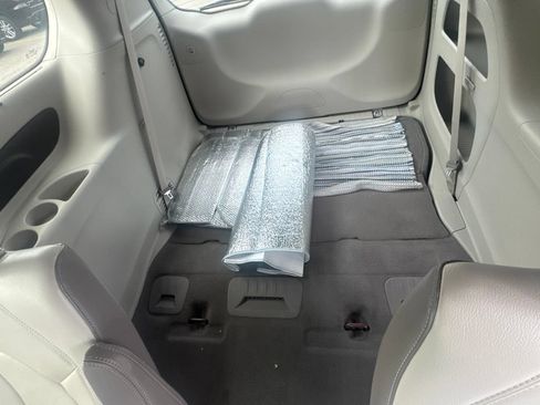 Used 2017 Chrysler Pacifica Touring-L FWD image 14