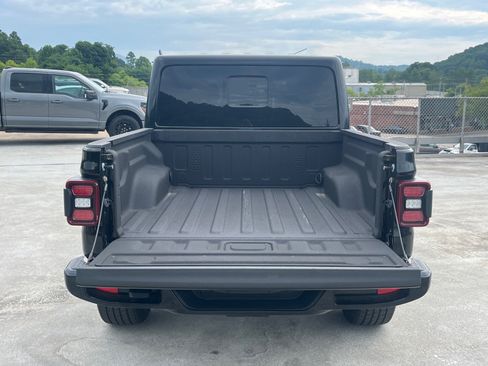 Used 2021 Jeep Gladiator Overland AWD/4WD image 4