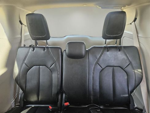 Used 2024 Chrysler Pacifica Touring-L w/ Uconnect Theater Family Group FWD image 9