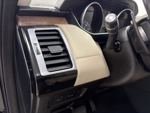 Used 2017 Land Rover Discovery HSE image 16