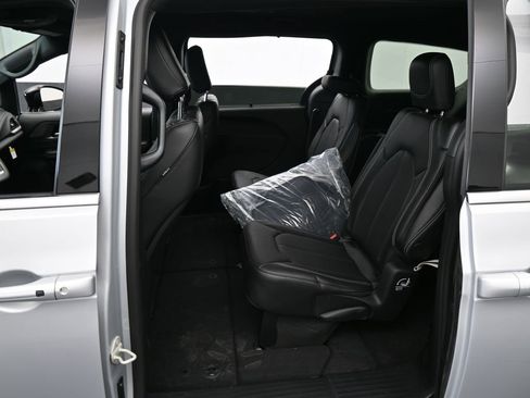 New 2026 Chrysler Pacifica Select image 25