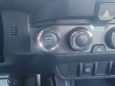 Used 2022 Toyota Tacoma TRD Off-Road image 17