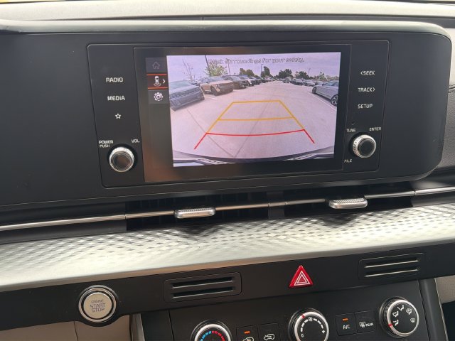 Used 2024 Kia Carnival LX FWD image 19