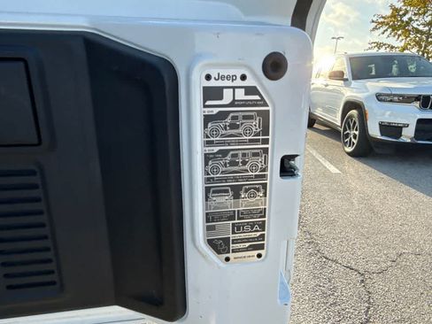 Used 2025 Jeep Wrangler Unlimited Rubicon AWD/4WD image 17