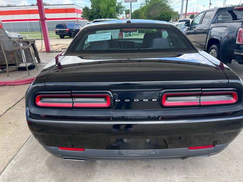 Used 2015 Dodge Challenger SXT RWD image 5