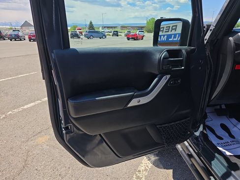 Used 2017 Jeep Wrangler Unlimited Rubicon AWD/4WD image 13