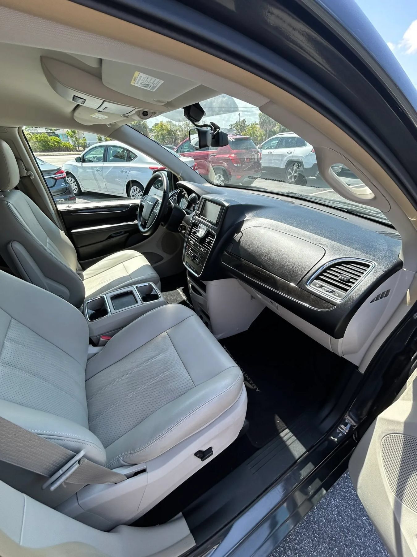 Used 2011 Chrysler Town & Country Touring-L FWD image 18
