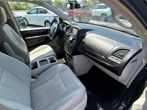 Used 2011 Chrysler Town & Country Touring-L FWD image 18