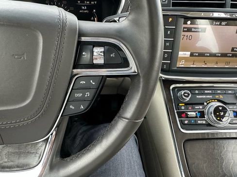 Used 2019 Lincoln Continental Select w/ Continental Climate Package AWD/4WD image 18