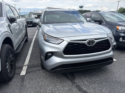 Used 2022 Toyota Highlander XLE AWD/4WD image 3