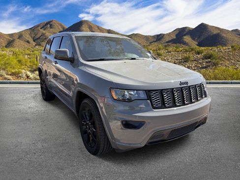 Used 2020 Jeep Grand Cherokee Altitude RWD image 4