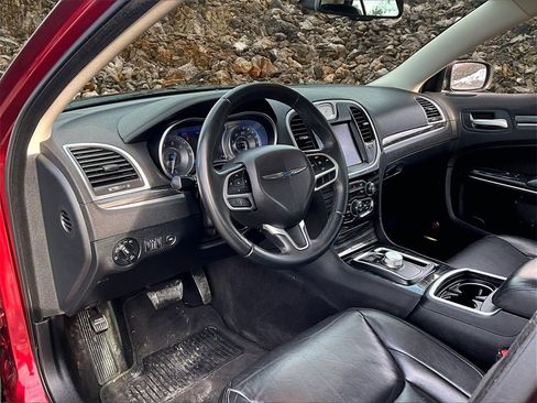 Used 2018 Chrysler 300 Touring L image 11