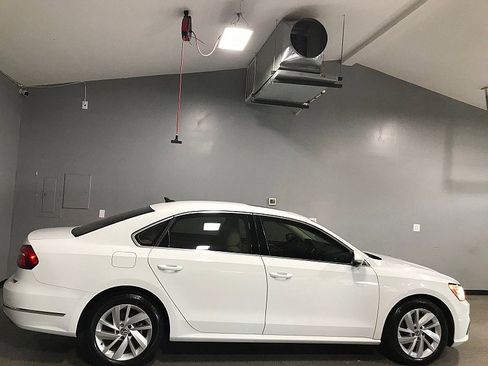 Used 2018 Volkswagen Passat 2.0T SE FWD image 2