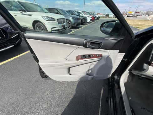 Used 2012 Toyota Camry XLE w/ Leather Pkg image 11