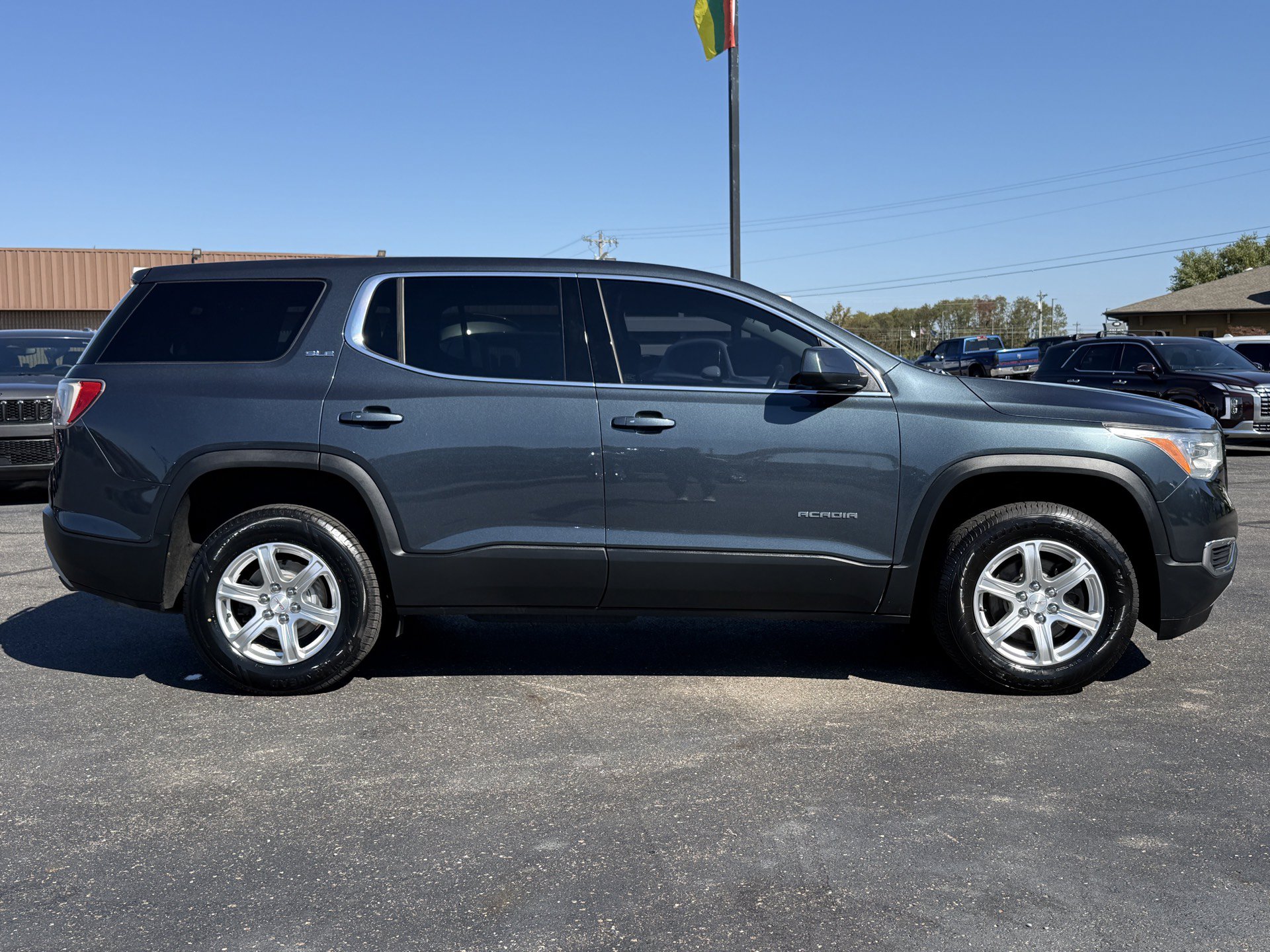 Used 2019 GMC Acadia SLE w/ LPO, Black Accent Package FWD image 9