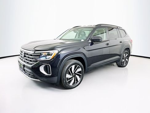 Used 2025 Volkswagen Atlas SE image 3