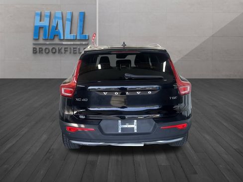Used 2022 Volvo XC40 T5 Momentum image 4