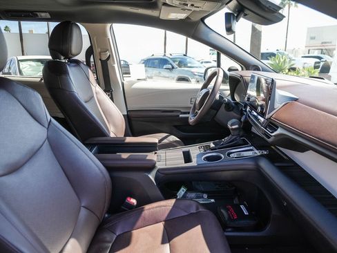 Certified 2024 Toyota Sienna Platinum FWD image 17
