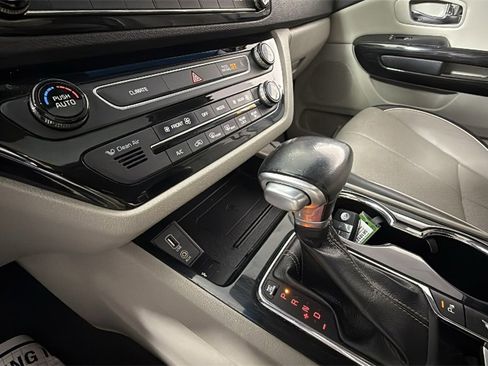 Used 2019 Kia Sedona SX image 22