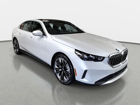 New 2026 BMW 530i w/ Premium Package image 3