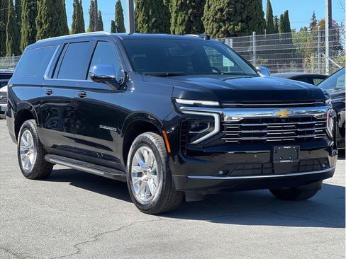 Used 2025 Chevrolet Suburban Premier AWD/4WD image 3