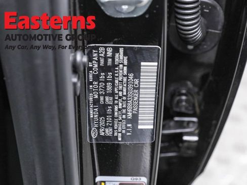 Used 2025 Hyundai Venue SE image 34