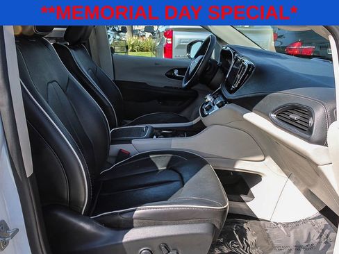 Used 2023 Chrysler Pacifica Limited FWD image 16