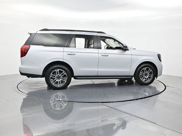 Used 2025 Ford Expedition Active AWD/4WD image 2