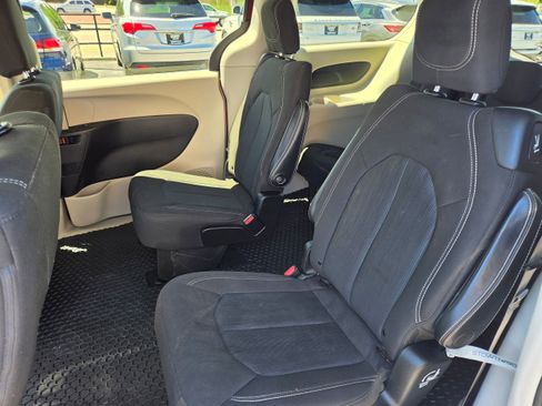 Used 2020 Chrysler Voyager LX FWD image 9