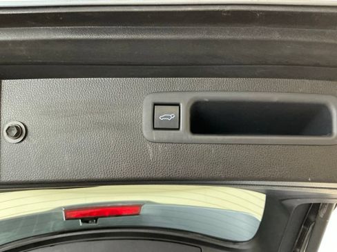 Used 2021 Toyota Highlander XLE AWD/4WD image 29
