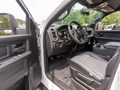 Used 2024 RAM 5500 Tradesman w/ Chrome Appearance Group AWD/4WD image 21