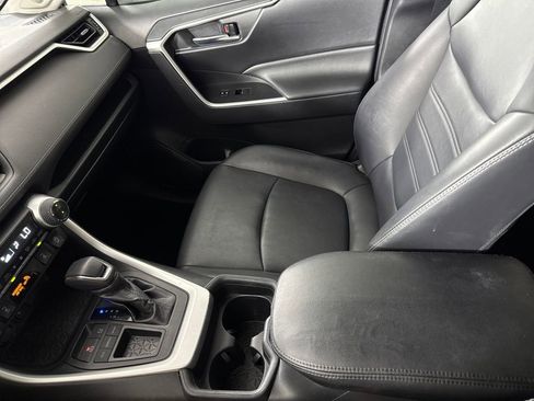 Used 2020 Toyota RAV4 XLE Premium image 16