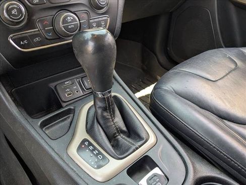 Used 2017 Jeep Cherokee Limited FWD image 11