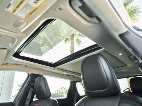 Used 2019 Jeep Cherokee Trailhawk image 30