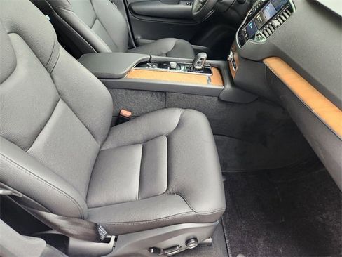 Used 2025 Volvo XC90 T8 Plus w/ Protection Package Premier image 17