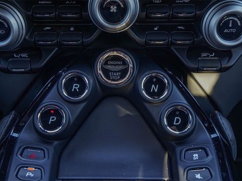 Used 2022 Aston Martin V8 Vantage Coupe image 32