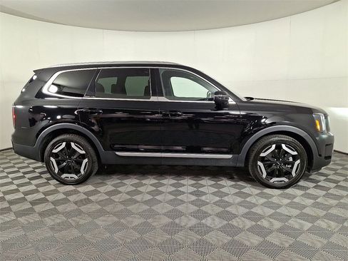 Used 2023 Kia Telluride EX w/ EX Captain's Chair Package image 11